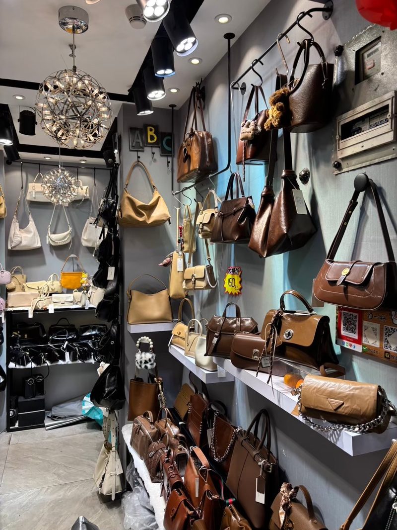 広州バッグ壁面展示 — 中国仕入れ代行